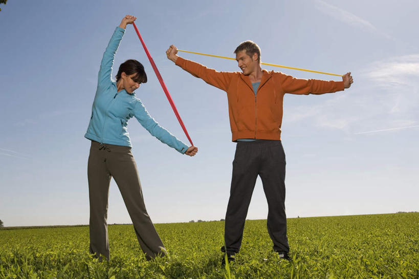 西方人,两个人,家庭,夫妻,站,伸展双臂,横图,室外,白天,正面,运动服,爱情,锻炼,运动,欧洲,欧洲人,服装,云,云朵,浪漫,云彩,注视,衣服,蓝色,白云,蓝天,天空,天,观察,看,扛,站着,温暖,温馨,一家人,恩爱,恋人,服饰,晴朗,观看,和睦,察看,衣着,穿着,关注,韧带,肩部,衣饰,扛在肩上,体育,男人,男性,年轻男性,年轻女性,女人,女性,白种人,情侣,晴空,敞开双臂,伸开双臂,展开双肩,站立,张开手臂,张开双臂,彩图,全身,健身,伴侣,融洽,运动装