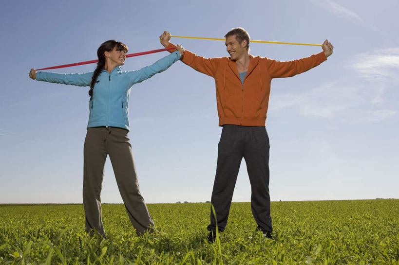 西方人,两个人,家庭,夫妻,站,伸展双臂,横图,室外,白天,正面,运动服,爱情,锻炼,运动,欧洲,欧洲人,服装,云,云朵,浪漫,云彩,注视,衣服,蓝色,白云,蓝天,天空,天,观察,看,扛,站着,温暖,温馨,一家人,恩爱,恋人,服饰,晴朗,观看,和睦,察看,衣着,穿着,关注,韧带,肩部,衣饰,扛在肩上,体育,男人,男性,年轻男性,年轻女性,女人,女性,白种人,情侣,晴空,敞开双臂,伸开双臂,展开双肩,站立,张开手臂,张开双臂,彩图,全身,健身,伴侣,融洽,运动装