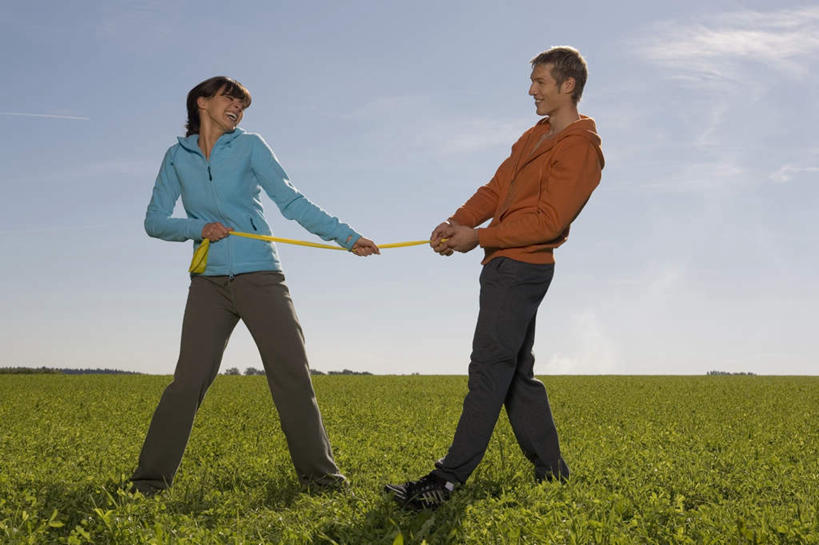 西方人,两个人,家庭,夫妻,站,拉,横图,室外,白天,正面,运动服,爱情,锻炼,运动,草地,草坪,植物,欧洲,欧洲人,服装,地平线,辽阔,地面,浪漫,注视,运动器械,草,衣服,蓝色,绿色,蓝天,天空,天,观察,看,站着,广阔,温暖,温馨,一家人,健身器械,恩爱,恋人,服饰,晴朗,观看,一望无际,和睦,察看,衣着,穿着,关注,延伸,健身器材,万里无云,天地相交,阻力带,衣饰,无边无际,一马平川,体育,男人,男性,年轻男性,年轻女性,女人,女性,白种人,情侣,晴空,晴空万里,站立,彩图,全身,健身,伴侣,融洽,运动器材,运动装