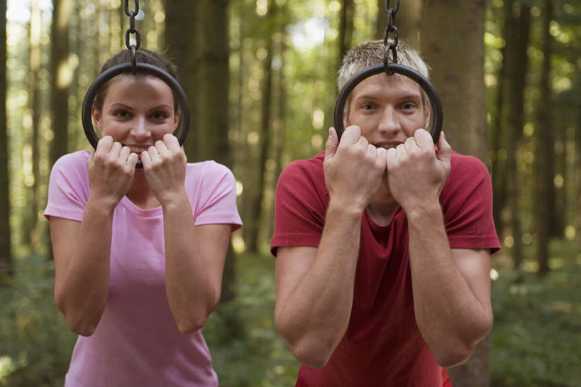 西方人,两个人,家庭,夫妻,公园,站,横图,室外,白天,正面,运动服,爱情,锻炼,运动,吊环,草地,草坪,森林,树林,植物,欧洲,欧洲人,握,服装,朦胧,模糊,浪漫,注视,运动器械,草,树,树木,衣服,绿色,自然,观察,看,站着,温暖,温馨,一家人,健身器械,恩爱,握着,恋人,服饰,生长,成长,观看,和睦,察看,衣着,穿着,关注,健身器材,衣饰,体育,男人,男性,年轻男性,年轻女性,女人,女性,白种人,情侣,站立,半身,彩图,健身,伴侣,融洽,运动器材,运动装