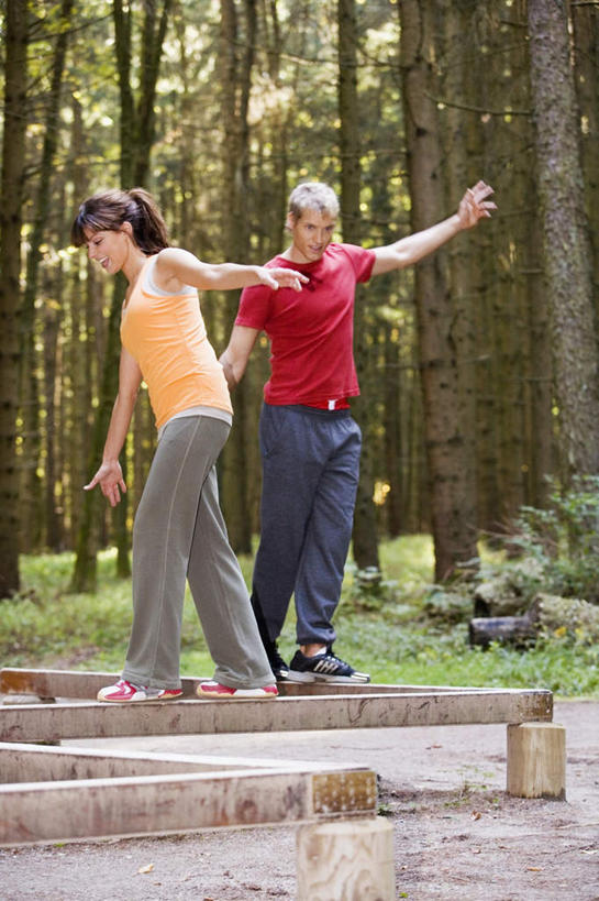 西方人,两个人,家庭,夫妻,公园,站,走,伸展双臂,竖图,室外,白天,正面,运动服,爱情,锻炼,运动,平衡木,草地,草坪,森林,树林,植物,欧洲,欧洲人,服装,浪漫,注视,运动器械,草,树,树木,衣服,绿色,自然,观察,看,站着,温暖,温馨,一家人,健身器械,恩爱,恋人,服饰,生长,成长,观看,和睦,察看,衣着,穿着,关注,健身器材,衣饰,体育,男人,男性,年轻男性,年轻女性,女人,女性,白种人,情侣,步行,敞开双臂,散步,伸开双臂,展开双肩,站立,张开手臂,张开双臂,走路,彩图,全身,健身,伴侣,融洽,运动器材,运动装