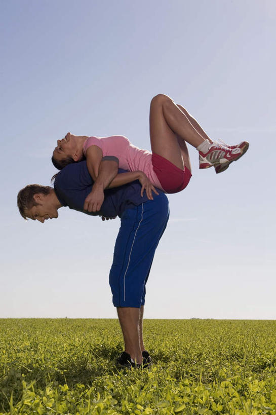 西方人,两个人,家庭,夫妻,站,抱,竖图,室外,白天,侧面,运动服,爱情,锻炼,安全,运动,草地,草坪,植物,欧洲,欧洲人,阴影,服装,影子,浪漫,依靠,注视,草,衣服,蓝色,绿色,蓝天,天空,天,观察,看,倚靠,站着,背靠背,温暖,温馨,一家人,恩爱,背对背,恋人,服饰,晴朗,抱着,观看,和睦,察看,搂着,衣着,穿着,关注,万里无云,衣饰,体育,信任,男人,男性,年轻男性,年轻女性,女人,女性,白种人,情侣,晴空,晴空万里,搂,搂抱,站立,彩图,全身,健身,伴侣,融洽,运动装