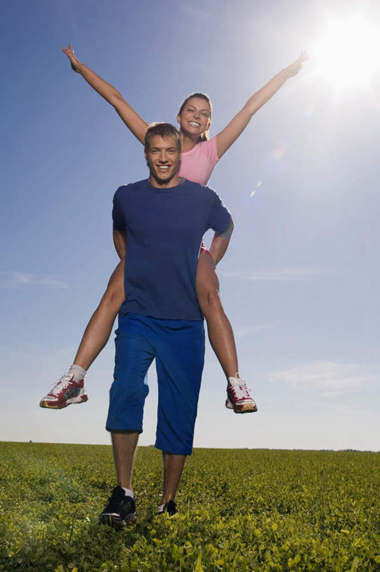 西方人,两个人,家庭,夫妻,站,伸展双臂,竖图,室外,白天,正面,运动服,爱情,锻炼,运动,草地,草坪,太阳,植物,欧洲,欧洲人,阴影,服装,光线,影子,浪漫,注视,草,衣服,蓝色,绿色,蓝天,天空,阳光,天,观察,看,站着,温暖,温馨,一家人,恩爱,恋人,服饰,晴朗,观看,和睦,察看,衣着,穿着,关注,万里无云,衣饰,体育,男人,男性,年轻男性,年轻女性,女人,女性,白种人,情侣,晴空,晴空万里,敞开双臂,伸开双臂,展开双肩,站立,张开手臂,张开双臂,彩图,全身,健身,伴侣,融洽,运动装