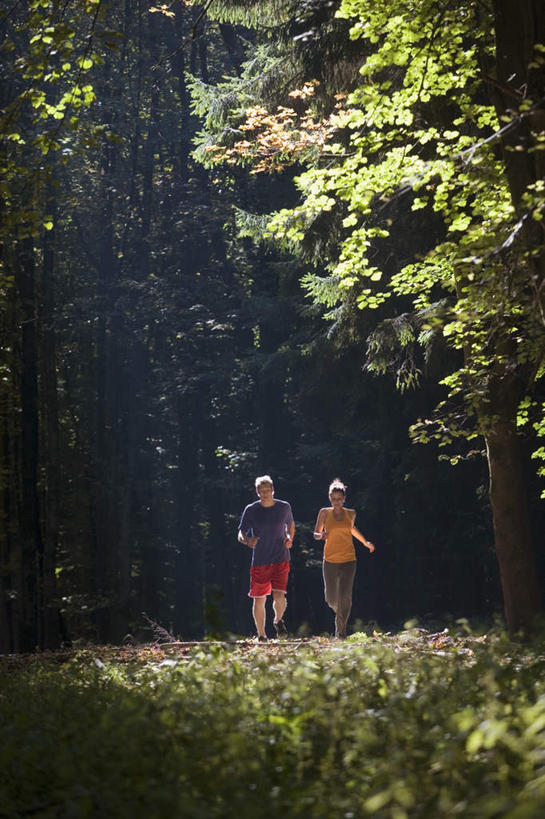 西方人,两个人,家庭,夫妻,跑,竖图,室外,白天,正面,运动服,爱情,锻炼,运动,草地,草坪,森林,树林,植物,欧洲,欧洲人,服装,朦胧,模糊,浪漫,注视,草,树,树木,衣服,绿色,自然,观察,看,温暖,温馨,一家人,恩爱,恋人,服饰,生长,成长,观看,和睦,察看,衣着,穿着,关注,衣饰,体育,男人,男性,年轻男性,年轻女性,女人,女性,白种人,情侣,跑步,彩图,全身,健身,伴侣,融洽,运动装