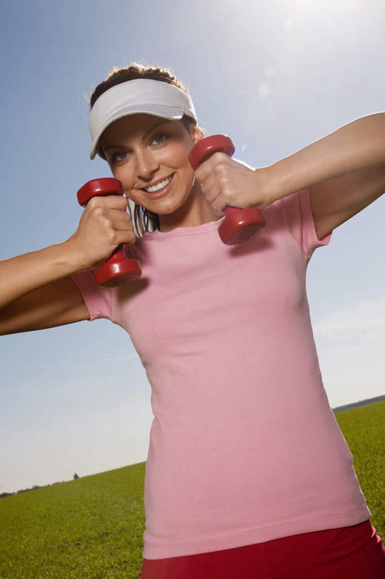 西方人,一个人,站,举,伸展双臂,笑,微笑,露齿笑,竖图,室外,白天,正面,运动服,锻炼,运动,草地,草坪,植物,帽子,欧洲,欧洲人,仅一个年轻女性,仅一个女性,仅一个人,戴,阴影,服装,光线,影子,注视,运动帽,草,衣服,蓝色,绿色,蓝天,天空,阳光,天,观察,看,托,站着,鸭舌帽,服饰,晴朗,观看,察看,衣着,穿着,关注,万里无云,衣饰,体育,年轻女性,女人,女性,白种人,晴空,晴空万里,敞开双臂,举起,举手,举着,伸开双臂,向上举,向上伸,向上托,展开双肩,站立,张开手臂,张开双臂,半身,彩图,健身,运动装