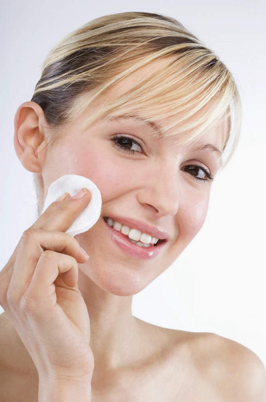 西方人,脸,头,脸颊,手,一个人,站,竖图,室内,特写,白天,白色背景,正面,化妆,美容,欧洲,欧洲人,仅一个年轻女性,仅一个女性,仅一个人,护肤,服装,海绵,拿,拿着,注视,休闲装,肩膀,衣服,观察,看,清洁,站着,保养,享受,休闲,手部,休闲服,放松,保健,摄影,服饰,影棚,观看,单手,察看,关注,养颜,洗脸海绵,洗脸扑,洗脸绵,年轻女性,女人,女性,白种人,头部,脸部,脸蛋,面部,站立,半身,彩图,影棚拍摄,拍摄