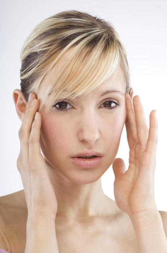 西方人,脸,头,脸颊,手,一个人,站,摸,竖图,室内,特写,白天,白色背景,正面,按摩,欧洲,欧洲人,双手,仅一个年轻女性,仅一个女性,仅一个人,抚摸,注视,裸露,肩膀,观察,看,站着,手部,摄影,影棚,观看,察看,关注,裸,年轻女性,女人,女性,白种人,头部,脸部,脸蛋,面部,触摸,接触,站立,半身,彩图,影棚拍摄,拍摄