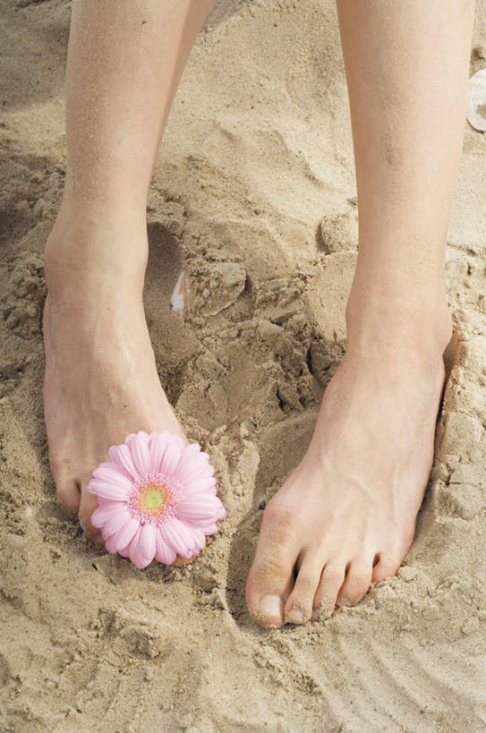 西方人,腿部,脚,脚趾,脚趾甲,腿,一个人,站,竖图,俯视,室外,特写,白天,沙滩,欧洲,欧洲人,仅一个年轻女性,仅一个女性,仅一个人,服装,盛开,沙子,海岸,沙地,花蕾,休闲装,光脚,花,花瓣,花朵,鲜花,衣服,花苞,花蕊,站着,休闲,赤脚,休闲服,服饰,年轻女性,女人,女性,白种人,脚指甲,海滩,站立,半身,彩图,高角度拍摄