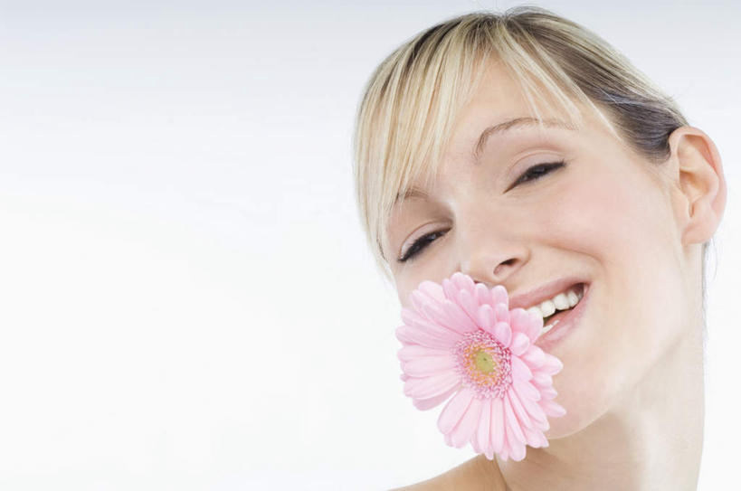 西方人,脸,头,脸颊,一个人,站,笑,微笑,露齿笑,横图,室内,特写,白天,白色背景,正面,欧洲,欧洲人,仅一个年轻女性,仅一个女性,仅一个人,咬,盛开,非洲菊,花蕾,注视,肩膀,花,花瓣,花朵,鲜花,花苞,花蕊,观察,看,站着,菊花,摄影,影棚,观看,咬着,察看,关注,扶郎花,灯盏花,千日菊,年轻女性,女人,女性,白种人,头部,脸部,脸蛋,面部,站立,半身,彩图,影棚拍摄,拍摄