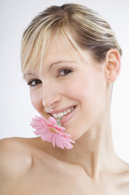 西方人,脸,头,脸颊,一个人,站,笑,微笑,露齿笑,竖图,室内,特写,白天,白色背景,正面,欧洲,欧洲人,仅一个年轻女性,仅一个女性,仅一个人,咬,盛开,非洲菊,花蕾,注视,肩膀,花,花瓣,花朵,鲜花,花苞,花蕊,观察,看,站着,菊花,摄影,影棚,观看,咬着,察看,关注,扶郎花,灯盏花,千日菊,年轻女性,女人,女性,白种人,头部,脸部,脸蛋,面部,站立,半身,彩图,影棚拍摄,拍摄