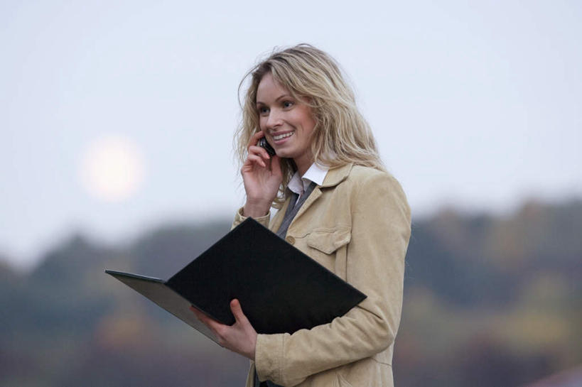 西方人,一个人,商务人士,商务女性,站,笑,打电话,微笑,露齿笑,横图,室外,白天,正面,日落,树林,植物,电话,手机,欧洲,欧洲人,仅一个年轻女性,仅一个女性,仅一个人,套装,朦胧,模糊,材料,档案,木板,文件,晚霞,霞光,落日,桥,木桥,拿,拿着,注视,通讯设备,栈桥,树,树木,绿色,自然,黄昏,资料,观察,看,站着,彩霞,生长,成长,观看,人行桥,木板桥,察看,关注,文档,商务装,工薪阶层,夕照,交流,年轻女性,女人,女性,白种人,白领,上班族,夕阳,沟通,通话,站立,半身,彩图,斜阳