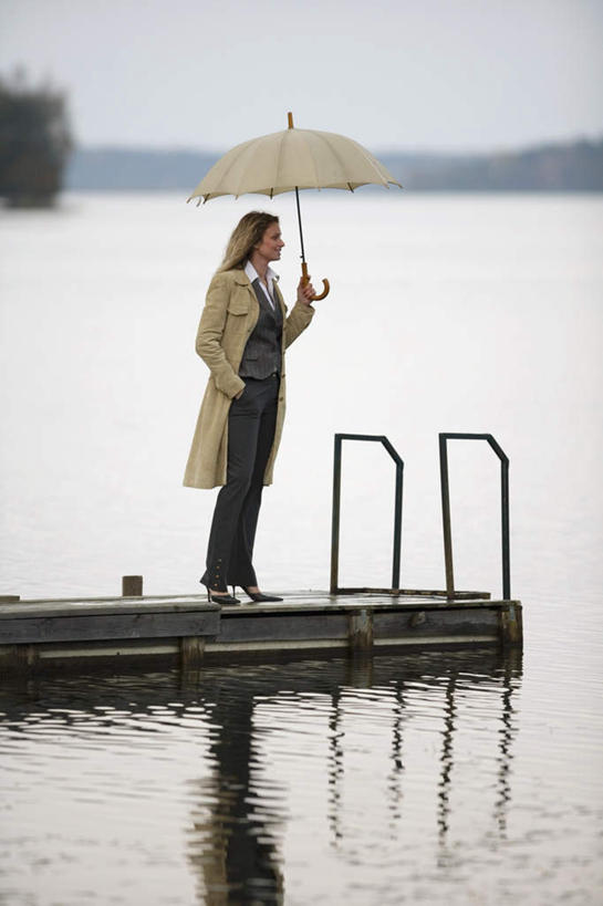 西方人,一个人,商务人士,商务女性,站,竖图,室外,白天,侧面,湖,湖泊,水,欧洲,欧洲人,仅一个年轻女性,仅一个女性,仅一个人,握,套装,朦胧,模糊,伞,雨伞,遮阳伞,湖面,水流,水面,拿,拿着,注视,阳伞,蓝色,蓝天,天空,湖水,天,观察,看,站着,握着,晴朗,观看,察看,太阳伞,关注,商务装,手插袋,单手插袋,工薪阶层,万里无云,单手抄兜,单手放兜,年轻女性,女人,女性,白种人,白领,上班族,晴空,晴空万里,插兜,手插兜,手放口袋,站立,彩图,全身,手抄兜