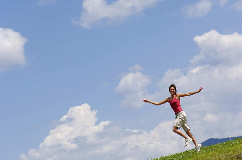 西方人,一个人,跑,伸展双臂,横图,室外,白天,仰视,运动服,锻炼,运动,草地,草坪,山,山脉,植物,欧洲,欧洲人,仅一个年轻女性,仅一个女性,仅一个人,服装,山峰,山峦,注视,草,衣服,蓝色,绿色,蓝天,天空,群山,天,观察,看,服饰,晴朗,观看,察看,衣着,穿着,关注,万里无云,衣饰,体育,年轻女性,女人,女性,白种人,晴空,晴空万里,敞开双臂,跑步,伸开双臂,展开双肩,张开手臂,张开双臂,彩图,低角度拍摄,全身,健身,运动装