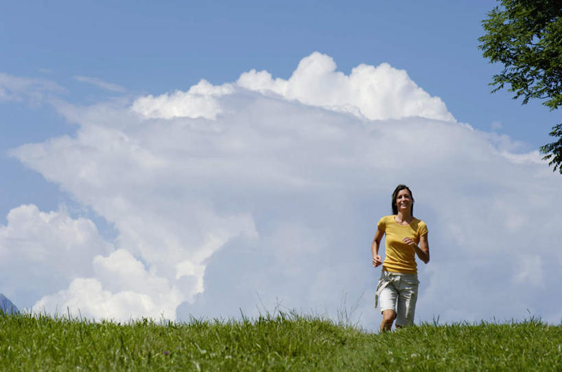 西方人,一个人,跑,笑,微笑,露齿笑,横图,室外,白天,仰视,运动服,锻炼,运动,草地,草坪,植物,欧洲,欧洲人,仅一个年轻女性,仅一个女性,仅一个人,服装,云,云朵,云彩,注视,草,衣服,蓝色,绿色,白云,蓝天,天空,天,观察,看,服饰,晴朗,观看,察看,衣着,穿着,关注,衣饰,体育,年轻女性,女人,女性,白种人,晴空,跑步,半身,彩图,低角度拍摄,健身,运动装