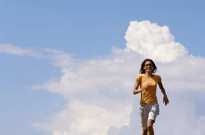 西方人,一个人,跑,笑,微笑,露齿笑,横图,室外,白天,仰视,运动服,锻炼,运动,欧洲,欧洲人,仅一个年轻女性,仅一个女性,仅一个人,戴,服装,墨镜,眼镜,云,云朵,云彩,注视,衣服,白云,蓝天,天空,太阳镜,太阳眼镜,天,观察,看,遮阳镜,服饰,观看,察看,衣着,穿着,关注,衣饰,体育,年轻女性,女人,女性,白种人,跑步,半身,彩图,低角度拍摄,健身,运动装