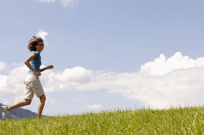 西方人,一个人,跑,伸展双臂,横图,室外,白天,侧面,运动服,锻炼,运动,草地,草坪,山,山脉,植物,欧洲,欧洲人,仅一个年轻女性,仅一个女性,仅一个人,服装,山峰,云,云朵,山峦,云彩,注视,草,衣服,蓝色,绿色,白云,蓝天,天空,群山,天,观察,看,服饰,晴朗,观看,察看,衣着,穿着,关注,衣饰,体育,年轻女性,女人,女性,白种人,晴空,敞开双臂,跑步,伸开双臂,展开双肩,张开手臂,张开双臂,半身,彩图,健身,运动装