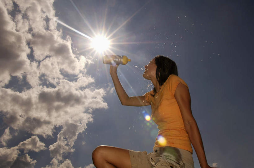 西方人,一个人,坐,横图,室外,白天,仰视,运动服,锻炼,运动,水,太阳,欧洲,欧洲人,仅一个年轻女性,仅一个女性,仅一个人,阴影,飞溅,服装,溅,光线,液体,影子,水滴,云,云朵,拿,云彩,拿着,注视,饮用水,水珠,衣服,白云,蓝天,天空,阳光,瓶子,塑料制品,矿泉水,天,观察,看,塑料瓶,服饰,观看,察看,衣着,穿着,关注,喷洒,蒸馏水,衣饰,体育,年轻女性,女人,女性,白种人,抬头,仰头,坐着,半身,彩图,低角度拍摄,健身,运动装