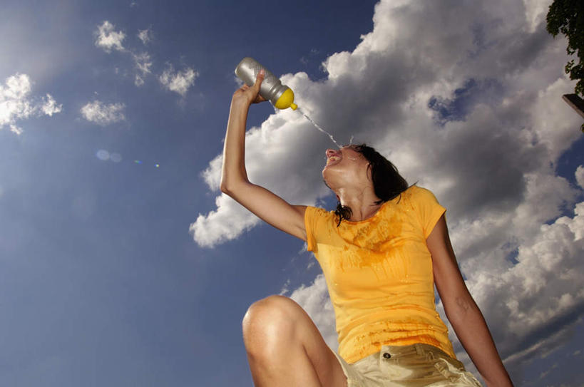 西方人,一个人,站,横图,室外,白天,仰视,运动服,锻炼,运动,水,欧洲,欧洲人,仅一个年轻女性,仅一个女性,仅一个人,飞溅,服装,溅,液体,水滴,云,云朵,拿,云彩,拿着,注视,饮用水,水珠,衣服,白云,蓝天,天空,瓶子,塑料制品,矿泉水,天,观察,看,站着,张嘴,塑料瓶,服饰,观看,察看,衣着,穿着,关注,喷洒,张大嘴巴,蒸馏水,衣饰,体育,年轻女性,女人,女性,白种人,张开嘴,站立,半身,彩图,低角度拍摄,健身,运动装