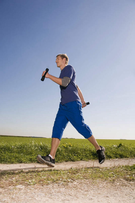 西方人,一个人,跑,竖图,室外,白天,仰视,运动服,锻炼,运动,草地,草坪,植物,道路,路,公路,哑铃,欧洲,欧洲人,仅一个男性,仅一个人,服装,交通,拿,拿着,注视,运动器械,草,仅一个年轻男性,衣服,蓝色,绿色,蓝天,天空,天,观察,看,健身器械,舔,服饰,晴朗,观看,察看,衣着,穿着,关注,健身器材,万里无云,衣饰,体育,男人,男性,年轻男性,白种人,晴空,晴空万里,马路,跑步,彩图,低角度拍摄,全身,健身,运动器材,运动装