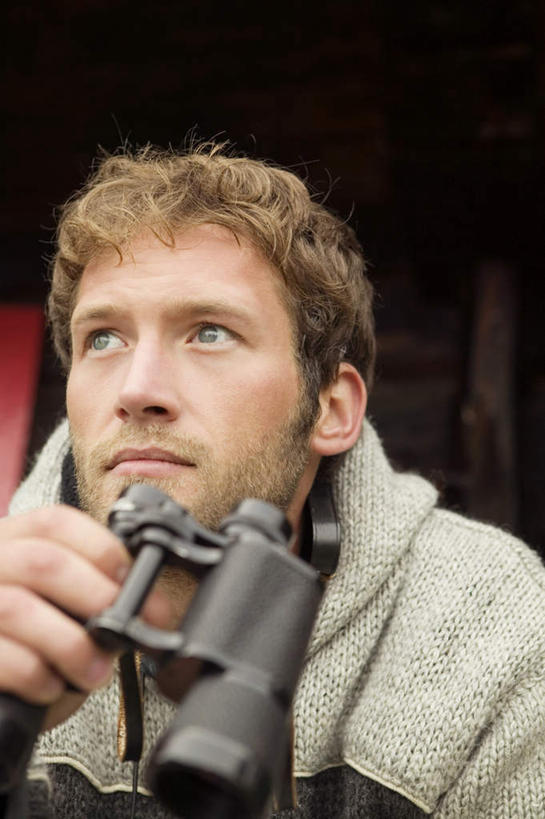 西方人,脸,头,脸颊,手,一个人,坐,竖图,室外,特写,白天,正面,仪器,科技,欧洲,欧洲人,仅一个男性,仅一个人,眺望,服装,检查,朦胧,模糊,研究,反射,分析,科学,望远镜,拿,拿着,注视,休闲装,肩膀,仅一个年轻男性,衣服,观察,看,休闲,手部,休闲服,清晰,探索,服饰,放大,观看,单手,仔细,科研,察看,科学技术,瞭望,聚焦,关注,远视镜,瞭望镜,光学,清楚,双筒镜,双筒望远镜,男人,男性,年轻男性,白种人,头部,脸部,脸蛋,面部,抬头,仰头,坐着,半身,彩图,光学仪器,千里镜