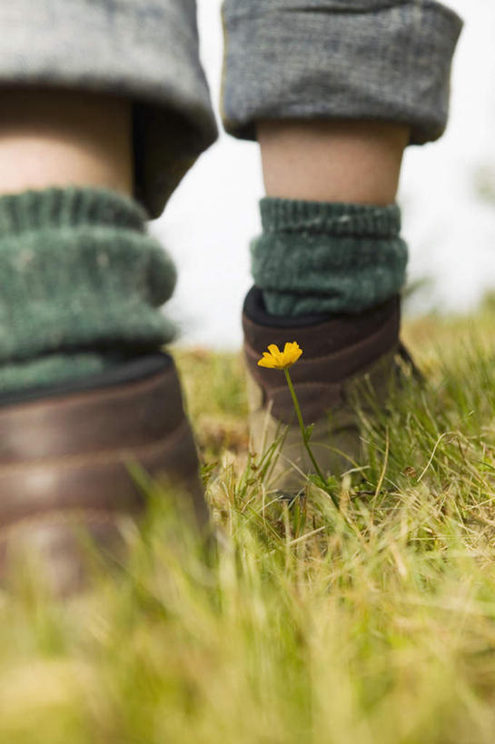 西方人,一个人,站,走,竖图,室外,特写,白天,草地,草坪,植物,欧洲,欧洲人,仅一个年轻女性,仅一个女性,仅一个人,服装,朦胧,模糊,休闲装,草,背面,衣服,蓝色,绿色,蓝天,天空,天,站着,休闲,休闲服,服饰,晴朗,万里无云,年轻女性,女人,女性,白种人,晴空,晴空万里,步行,散步,站立,走路,半身,彩图