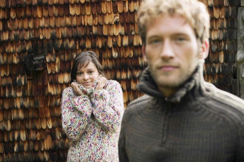 西方人,两个人,家庭,夫妻,站,笑,微笑,横图,室外,白天,正面,毛衣,爱情,欧洲,欧洲人,服装,朦胧,模糊,墙,浪漫,拿,拿着,注视,休闲装,墙壁,墙面,衣服,观察,看,站着,休闲,温暖,温馨,一家人,休闲服,恩爱,恋人,服饰,观看,和睦,察看,关注,男人,男性,年轻男性,年轻女性,女人,女性,白种人,情侣,站立,半身,彩图,绒衣,套衫,套头毛衣,线衣,伴侣,融洽