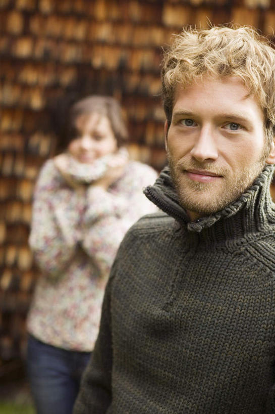 西方人,胡须,两个人,家庭,夫妻,站,笑,微笑,竖图,室外,白天,正面,毛衣,爱情,欧洲,欧洲人,服装,朦胧,模糊,墙,浪漫,拿,拿着,注视,休闲装,墙壁,墙面,衣服,观察,看,站着,休闲,温暖,温馨,一家人,休闲服,恩爱,恋人,服饰,观看,和睦,察看,关注,男人,男性,年轻男性,年轻女性,女人,女性,白种人,胡子,小胡子,情侣,站立,半身,彩图,绒衣,套衫,套头毛衣,线衣,伴侣,融洽