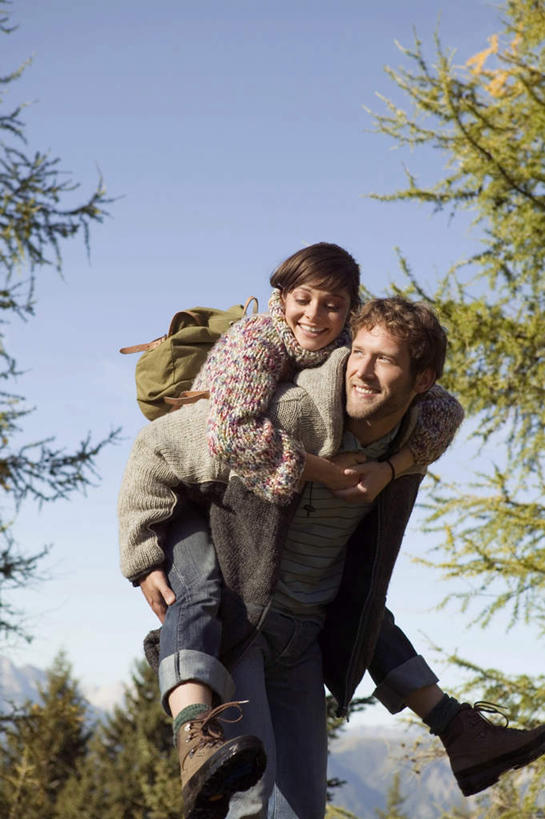 西方人,背,两个人,家庭,夫妻,走,抱,笑,微笑,露齿笑,竖图,室外,白天,正面,爱情,草地,草坪,森林,树林,植物,欧洲,欧洲人,服装,包,书包,浪漫,注视,休闲装,草,树,树木,衣服,蓝色,绿色,蓝天,天空,自然,背包,天,观察,看,休闲,温暖,温馨,一家人,休闲服,恩爱,恋人,服饰,生长,晴朗,成长,抱着,观看,和睦,察看,搂着,关注,万里无云,男人,男性,年轻男性,年轻女性,女人,女性,白种人,情侣,晴空,晴空万里,步行,搂,搂抱,散步,走路,半身,彩图,伴侣,融洽,双肩包