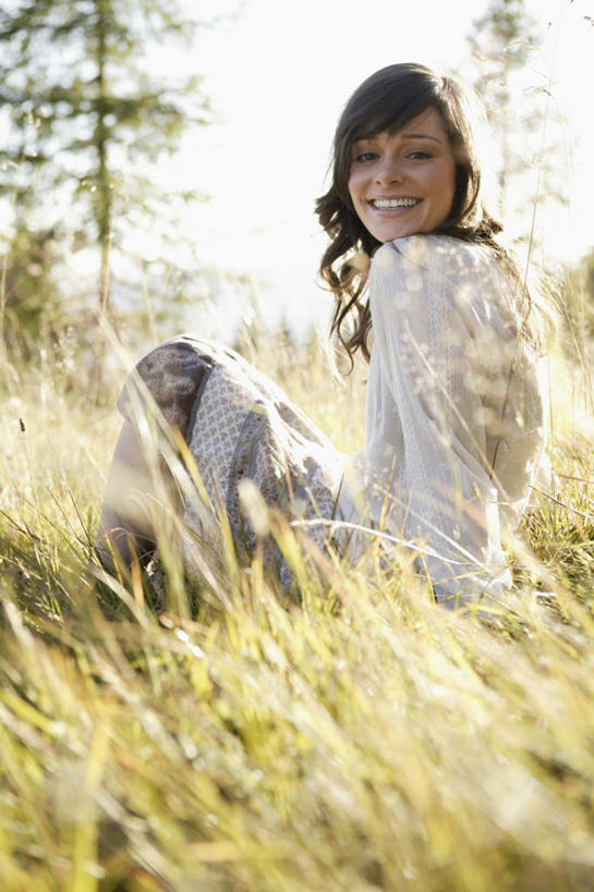 西方人,一个人,坐,笑,微笑,露齿笑,竖图,室外,白天,侧面,草地,草坪,植物,欧洲,欧洲人,仅一个年轻女性,仅一个女性,仅一个人,服装,朦胧,模糊,注视,休闲装,草,衣服,蓝色,绿色,蓝天,天空,天,观察,看,休闲,休闲服,服饰,晴朗,观看,察看,关注,万里无云,年轻女性,女人,女性,白种人,晴空,晴空万里,坐着,彩图,全身