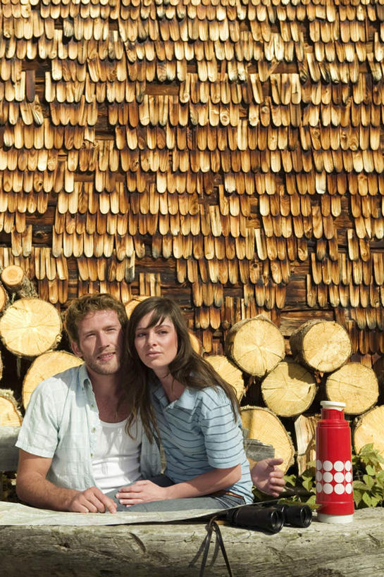 西方人,胡须,两个人,家庭,夫妻,坐,竖图,室外,白天,正面,爱情,仪器,科技,桌子,道路,杯子,地图,欧洲,欧洲人,一堆,眺望,堆叠,堆积,服装,检查,研究,反射,分析,科学,信息,木材,望远镜,墙,交通,浪漫,注视,休闲装,方向,墙壁,墙面,衣服,水杯,观察,看,休闲,温暖,温馨,一家人,休闲服,恩爱,清晰,探索,恋人,服饰,放大,观看,引导,指引,堆,仔细,和睦,科研,察看,科学技术,瞭望,聚焦,关注,远视镜,瞭望镜,光学,清楚,双筒镜,双筒望远镜,男人,男性,年轻男性,年轻女性,女人,女性,白种人,胡子,小胡子,情侣,茶杯,坐着,半身,彩图,伴侣,融洽,导航,光学仪器,千里镜