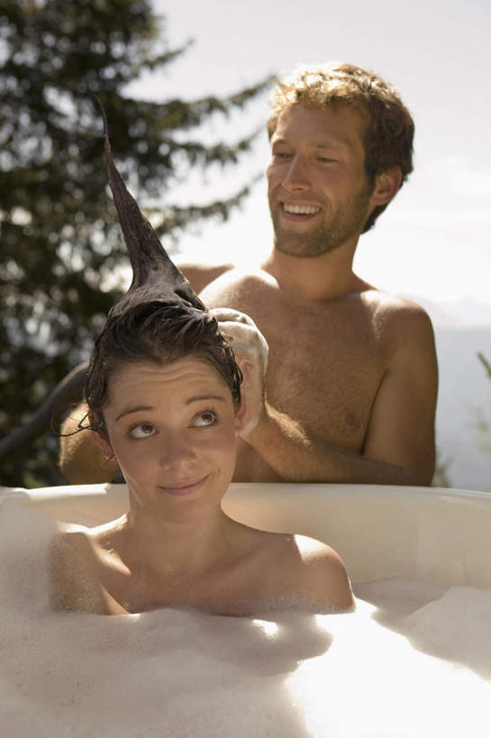 西方人,两个人,家庭,夫妻,站,坐,竖图,室外,白天,正面,爱情,洗澡,森林,树林,植物,欧洲,欧洲人,洗,泡沫,浪漫,注视,干净,树,树木,蓝色,绿色,蓝天,天空,自然,浴缸,天,观察,看,清洁,站着,享受,健康,温暖,温馨,一家人,恩爱,放松,保健,恋人,生长,晴朗,成长,观看,和睦,察看,卫生,关注,卫浴设备,万里无云,泡汤,水管装置,男人,男性,年轻男性,年轻女性,女人,女性,白种人,情侣,晴空,晴空万里,抬头,仰头,站立,坐着,半身,彩图,沐浴,伴侣,融洽