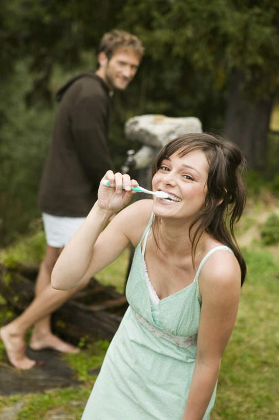 西方人,两个人,家庭,夫妻,站,走,笑,微笑,露齿笑,竖图,室外,白天,正面,裙子,爱情,欧洲,欧洲人,连衣裙,服装,朦胧,模糊,牙刷,浪漫,拿,拿着,扭头,注视,休闲装,光脚,刷牙,衣服,日用品,观察,看,清洁,站着,转头,休闲,温暖,温馨,一家人,赤脚,休闲服,恩爱,恋人,服饰,洗漱用品,观看,和睦,察看,卫生,关注,男人,男性,年轻男性,年轻女性,女人,女性,白种人,情侣,步行,散步,站立,走路,半身,彩图,伴侣,融洽