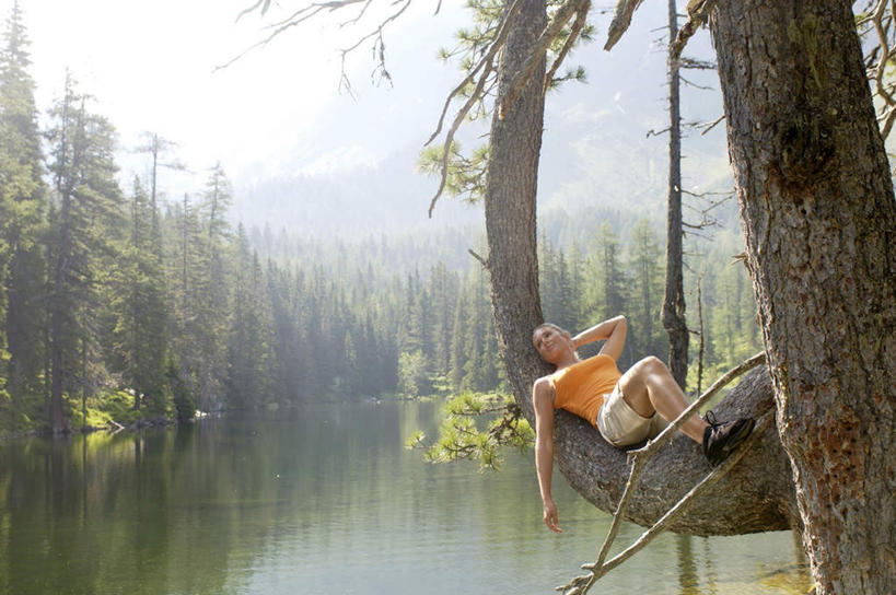 西方人,一个人,躺,横图,室外,白天,侧面,湖,湖泊,森林,树林,水,植物,欧洲,欧洲人,仅一个年轻女性,仅一个女性,仅一个人,服装,湖面,水流,水面,注视,休闲装,树,树木,树枝,衣服,蓝色,绿色,蓝天,天空,自然,湖水,天,观察,看,休闲,休闲服,服饰,生长,晴朗,成长,观看,察看,关注,万里无云,卧着,年轻女性,女人,女性,白种人,晴空,晴空万里,躺着,卧,彩图,全身