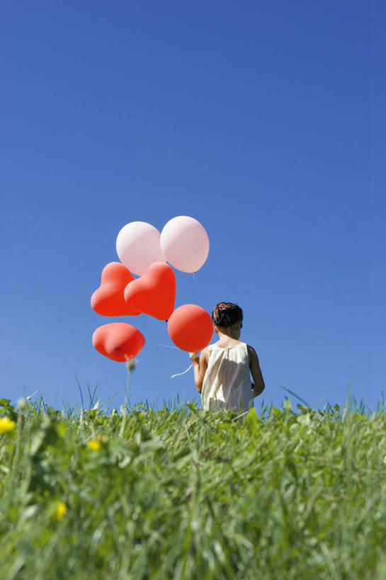 西方人,儿童,一个人,站,竖图,室外,白天,纯洁,草地,草坪,植物,欧洲,欧洲人,仅一个女性,仅一个人,服装,装饰,塑料,拿,拿着,休闲装,草,小孩,背面,衣服,蓝色,绿色,蓝天,天空,气球,塑料制品,天,站着,仅一个小孩,休闲,休闲服,橡胶,可爱,童年,童趣,服饰,晴朗,华丽,修饰,点缀,童真,橡胶制品,烂漫,无邪,万里无云,衬托,美观,雅致,雅观,天真,女孩,女人,女性,白种人,孩子,晴空,晴空万里,站立,半身,彩图,女生