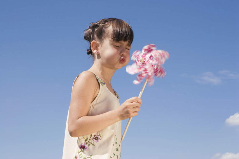 西方人,儿童,一个人,站,横图,室外,白天,侧面,游戏,快乐,自由,幸福,纯洁,风车,玩具,欧洲,欧洲人,仅一个女性,仅一个人,服装,玩,注视,休闲装,娱乐,小孩,衣服,蓝色,蓝天,天空,天,吹,观察,看,站着,仅一个小孩,休闲,喜庆,休闲服,活力,可爱,童年,童趣,益智,服饰,晴朗,观看,活动,希望,吉祥,察看,象征,发泄,关注,消遣,智力,和平,梦想,童真,烂漫,无邪,忠诚,万里无云,宣泄,进取,灵动,勇敢,勤奋,天真,团结,幸运,女孩,女人,女性,白种人,孩子,晴空,晴空万里,玩耍,嬉戏,站立,半身,彩图,女生