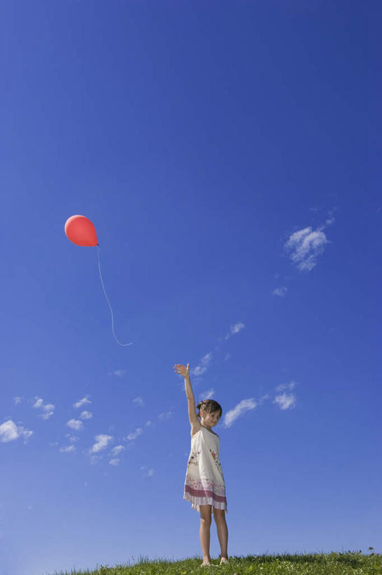 西方人,儿童,一个人,站,举,竖图,室外,白天,仰视,纯洁,草地,草坪,植物,欧洲,欧洲人,仅一个女性,仅一个人,服装,装饰,塑料,注视,休闲装,草,小孩,衣服,蓝色,绿色,蓝天,天空,气球,塑料制品,天,观察,看,托,站着,仅一个小孩,休闲,休闲服,橡胶,可爱,童年,童趣,服饰,晴朗,观看,华丽,修饰,点缀,察看,关注,童真,橡胶制品,烂漫,无邪,万里无云,衬托,美观,雅致,雅观,天真,女孩,女人,女性,白种人,孩子,晴空,晴空万里,举起,举手,举着,向上举,向上伸,向上托,站立,彩图,低角度拍摄,全身,女生