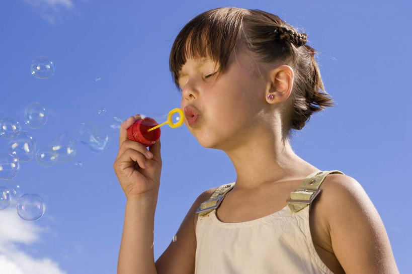 西方人,儿童,一个人,站,闭眼,横图,室外,白天,正面,纯洁,欧洲,欧洲人,仅一个女性,仅一个人,服装,休闲装,小孩,衣服,泡泡,吹,站着,仅一个小孩,休闲,休闲服,可爱,童年,童趣,服饰,泡泡机,童真,烂漫,无邪,天真,女孩,女人,女性,白种人,孩子,闭眼睛,闭着眼,闭着眼睛,站立,半身,彩图,女生