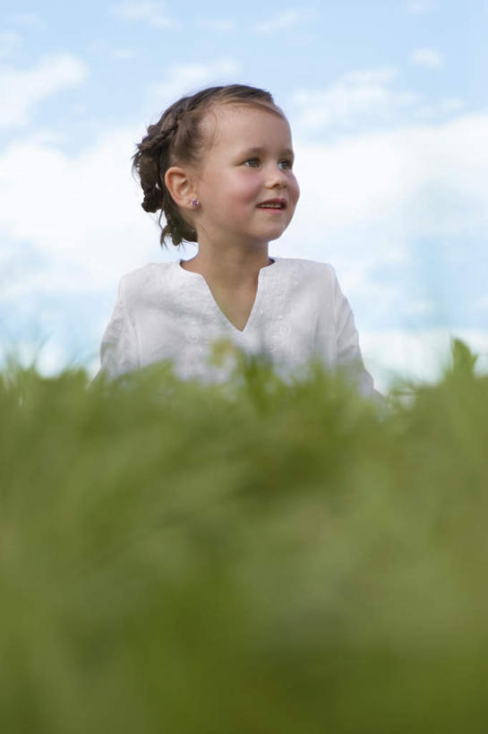 西方人,儿童,一个人,站,笑,微笑,露齿笑,竖图,室外,白天,正面,纯洁,草地,草坪,植物,欧洲,欧洲人,仅一个女性,仅一个人,服装,朦胧,模糊,云,云朵,云彩,注视,休闲装,草,小孩,衣服,绿色,白云,蓝天,天空,天,观察,看,站着,仅一个小孩,休闲,休闲服,可爱,童年,童趣,服饰,观看,察看,关注,童真,烂漫,无邪,天真,女孩,女人,女性,白种人,孩子,站立,半身,彩图,女生