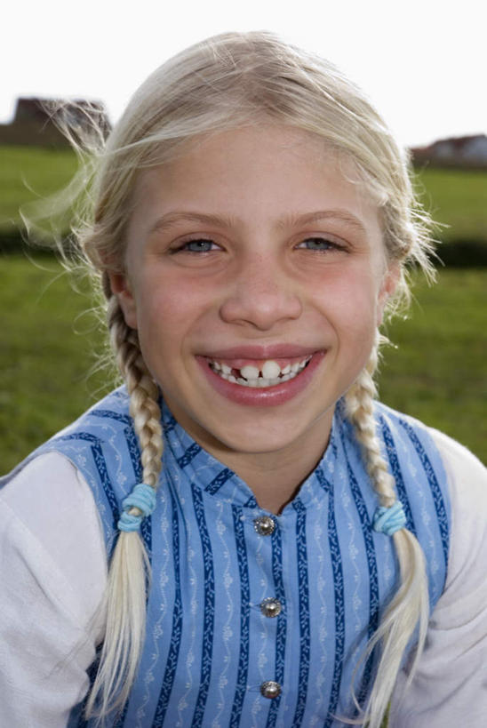 西方人,儿童,脸,头,脸颊,一个人,站,笑,微笑,露齿笑,竖图,室外,特写,白天,正面,纯洁,草地,草坪,植物,欧洲,欧洲人,仅一个女性,仅一个人,服装,朦胧,模糊,注视,休闲装,肩膀,草,小孩,衣服,绿色,天空,天,观察,看,站着,仅一个小孩,休闲,休闲服,可爱,童年,童趣,服饰,晴朗,观看,察看,关注,童真,烂漫,无邪,万里无云,天真,女孩,女人,女性,白种人,孩子,头部,脸部,脸蛋,面部,晴空,晴空万里,站立,半身,彩图,女生