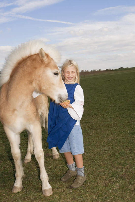 西方人,儿童,一个人,站,笑,摸,微笑,露齿笑,竖图,室外,白天,正面,纯洁,草地,草坪,植物,马,野生动物,欧洲,欧洲人,仅一个女性,仅一个人,抚摸,服装,云,云朵,云彩,注视,休闲装,草,小孩,衣服,绿色,白云,蓝天,天空,动物,天,观察,看,站着,仅一个小孩,休闲,休闲服,可爱,童年,童趣,服饰,活泼,观看,察看,关注,凶猛,童真,烂漫,无邪,天真,女孩,女人,女性,白种人,孩子,触摸,接触,站立,彩图,全身,女生