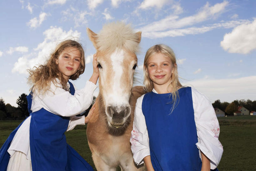 西方人,儿童,两个人,伙伴,朋友,站,笑,微笑,露齿笑,横图,室外,白天,仰视,友谊,纯洁,马,野生动物,欧洲,欧洲人,服装,云,云朵,云彩,注视,休闲装,小孩,衣服,蓝色,白云,蓝天,天空,动物,天,观察,看,站着,休闲,休闲服,可爱,童年,童趣,服饰,活泼,晴朗,观看,察看,关注,凶猛,童真,烂漫,无邪,天真,友情,女孩,女人,女性,白种人,晴空,站立,半身,彩图,低角度拍摄,女生