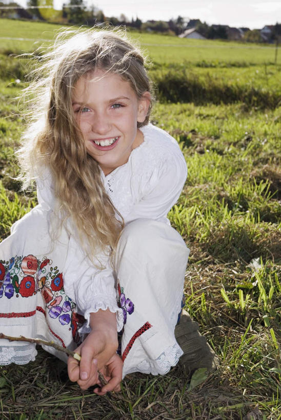 西方人,儿童,一个人,蹲,笑,微笑,露齿笑,竖图,室外,白天,正面,纯洁,草地,草坪,植物,欧洲,欧洲人,仅一个女性,仅一个人,服装,拿,拿着,注视,休闲装,草,树枝,小孩,衣服,绿色,天空,天,观察,看,仅一个小孩,休闲,休闲服,可爱,童年,童趣,服饰,晴朗,观看,察看,关注,童真,烂漫,无邪,万里无云,天真,女孩,女人,女性,白种人,孩子,晴空,晴空万里,蹲着,半身,彩图,女生