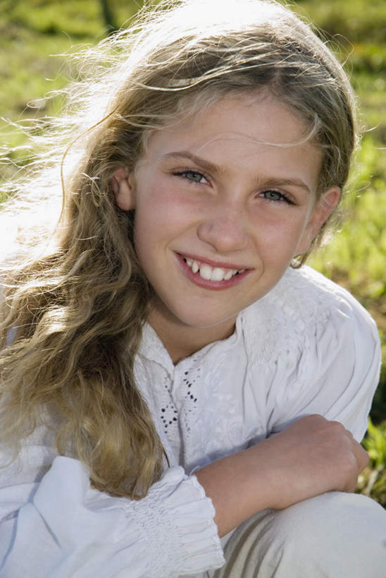 西方人,儿童,脸,头,脸颊,手,一个人,蹲,笑,微笑,露齿笑,竖图,室外,特写,白天,正面,纯洁,草地,草坪,植物,欧洲,欧洲人,仅一个女性,仅一个人,服装,朦胧,模糊,注视,休闲装,肩膀,草,小孩,衣服,绿色,观察,看,仅一个小孩,休闲,手部,休闲服,可爱,童年,童趣,服饰,观看,单手,察看,关注,童真,烂漫,无邪,天真,女孩,女人,女性,白种人,孩子,头部,脸部,脸蛋,面部,蹲着,半身,彩图,女生