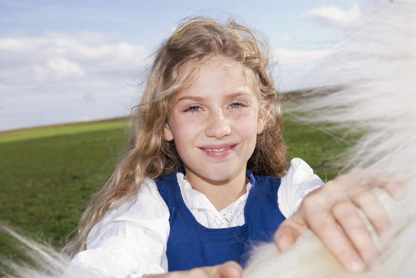 西方人,儿童,一个人,站,摸,横图,室外,白天,正面,纯洁,草地,草坪,植物,马,野生动物,欧洲,欧洲人,仅一个女性,仅一个人,抚摸,服装,云,云朵,云彩,注视,休闲装,草,小孩,衣服,绿色,白云,蓝天,天空,动物,天,观察,看,站着,仅一个小孩,休闲,休闲服,可爱,童年,童趣,服饰,活泼,观看,察看,关注,凶猛,童真,烂漫,无邪,天真,女孩,女人,女性,白种人,孩子,触摸,接触,站立,半身,彩图,女生