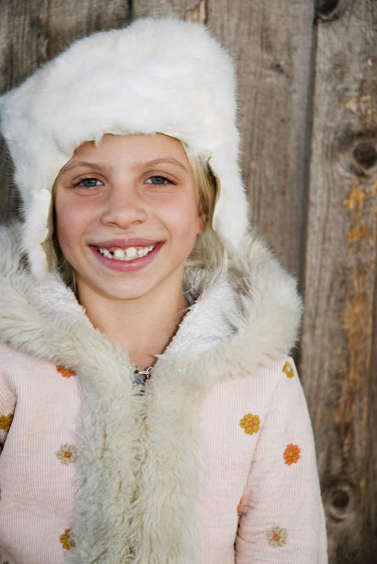 西方人,儿童,一个人,木屋,站,笑,微笑,露齿笑,竖图,室外,白天,正面,纯洁,帽子,欧洲,欧洲人,仅一个女性,仅一个人,戴,服装,注视,休闲装,小孩,衣服,观察,看,站着,仅一个小孩,休闲,休闲服,可爱,童年,童趣,服饰,观看,察看,绒线帽,关注,童真,烂漫,无邪,天真,女孩,女人,女性,白种人,孩子,站立,半身,彩图,茅舍,茅屋,棚屋,小木屋,小屋,女生