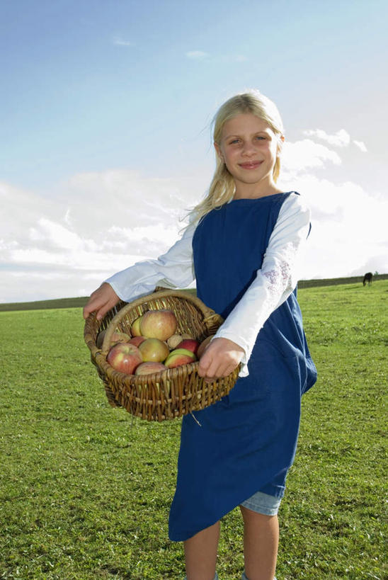 西方人,儿童,一个人,站,笑,交叉,微笑,竖图,室外,白天,正面,纯洁,草地,草坪,植物,竹子,水果,欧洲,欧洲人,仅一个女性,仅一个人,许多,竹制,服装,新鲜,编织,篮子,生食,食品,果实,拿,拿着,注视,休闲装,草,食物,小孩,衣服,蓝色,绿色,蓝天,天空,竹篮,天,观察,看,站着,仅一个小孩,休闲,休闲服,可爱,童年,童趣,服饰,有机食品,绿色食品,晴朗,观看,竹条,交织,察看,竹制品,关注,童真,烂漫,无邪,万里无云,穿插,天真,女孩,女人,女性,白种人,孩子,晴空,晴空万里,站立,半身,彩图,女生