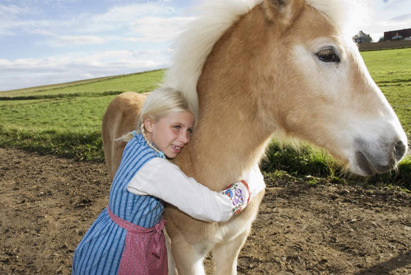 西方人,儿童,一个人,站,抱,横图,室外,白天,侧面,纯洁,草地,草坪,植物,道路,路,公路,马,欧洲,欧洲人,仅一个女性,仅一个人,服装,云,云朵,交通,云彩,注视,休闲装,草,小孩,衣服,绿色,白云,蓝天,天空,天,观察,看,站着,仅一个小孩,休闲,休闲服,可爱,童年,童趣,服饰,抱着,观看,察看,搂着,关注,童真,烂漫,无邪,天真,女孩,女人,女性,白种人,孩子,马路,搂,搂抱,站立,半身,彩图,女生