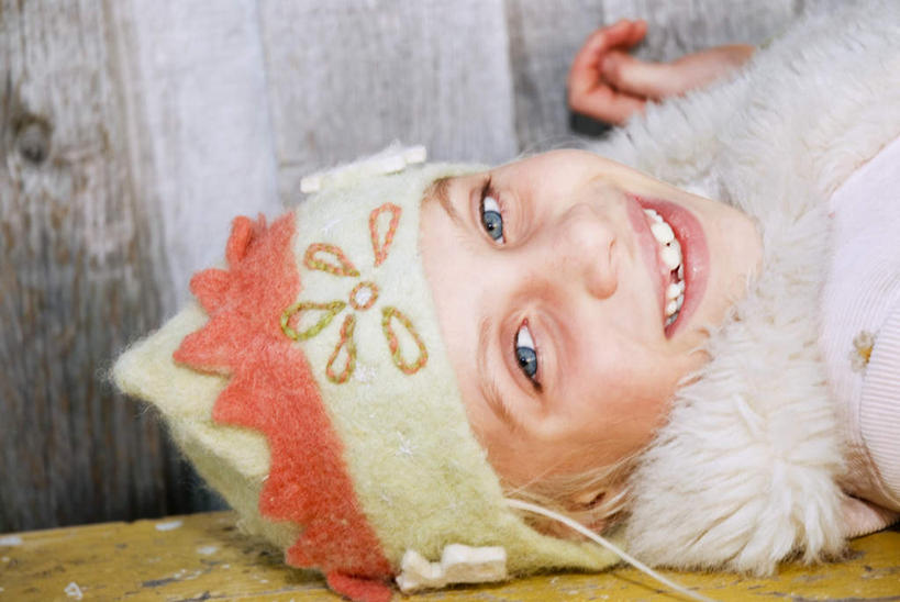 西方人,儿童,脸,头,脸颊,手,一个人,躺,笑,微笑,露齿笑,横图,室外,特写,白天,侧面,纯洁,欧洲,欧洲人,仅一个女性,仅一个人,服装,朦胧,模糊,注视,休闲装,座椅,肩膀,小孩,衣服,观察,看,仅一个小孩,休闲,手部,休闲服,可爱,童年,童趣,服饰,观看,单手,察看,关注,童真,烂漫,无邪,卧着,天真,女孩,女人,女性,白种人,孩子,头部,脸部,脸蛋,面部,躺着,卧,半身,彩图,女生