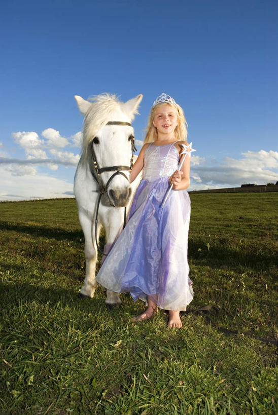 西方人,儿童,一个人,站,竖图,室外,白天,正面,裙子,纯洁,草地,草坪,植物,马,野生动物,皇冠,欧洲,欧洲人,仅一个女性,仅一个人,戴,骑马,连衣裙,云,云朵,拿,云彩,拿着,注视,草,小孩,蓝色,绿色,白云,蓝天,天空,动物,天,观察,看,站着,仅一个小孩,可爱,童年,童趣,活泼,晴朗,观看,吊带裙,权威,察看,缰绳,高贵,关注,童真,烂漫,无邪,权力,统治,天真,女孩,女人,女性,白种人,孩子,王冠,晴空,站立,彩图,全身,女生