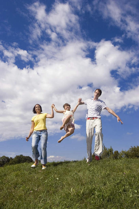 西方人,儿童,三个人,家庭,夫妻,母亲,父亲,女儿,站,握手,竖图,室外,白天,仰视,爱情,纯洁,草地,草坪,植物,欧洲,欧洲人,服装,云,云朵,浪漫,云彩,注视,休闲装,草,小孩,衣服,绿色,白云,蓝天,天空,天,观察,看,站着,休闲,温暖,温馨,父女,母女,三口之家,一家人,休闲服,恩爱,父爱,可爱,母爱,童年,童趣,恋人,服饰,观看,和睦,察看,关注,童真,烂漫,无邪,天真,男人,男性,年轻男性,年轻女性,女孩,女人,女性,白种人,孩子,年轻人,夫妇,情侣,搀手,拉手,手拉手,手握手,站立,彩图,低角度拍摄,全身,伴侣,融洽,女生